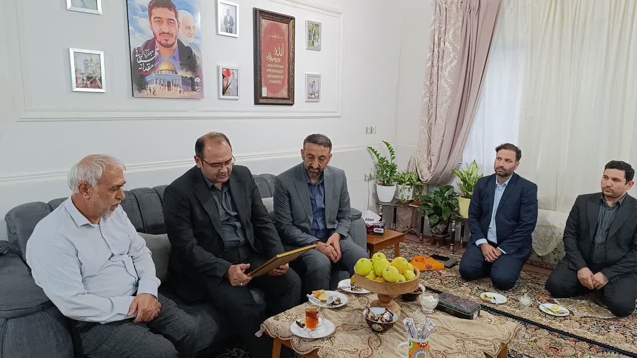 مدیرعامل هلدینگ توسعه صنعت کوثر صبا و مدیرعامل شرکت کشت و صنعت خاوردشت، روز چهارشنه ۲۵ مهر ۱۴۰۳ با خانواده شهید مقداد مهقانی (شهید محور مقاومت) دیدار کردند مدیرعامل هلدینگ توسعه صنعت کوثر صبا و مدیرعامل شرکت کشت و صنعت خاوردشت، روز چهارشنه ۲۵ مهر ۱۴۰۳ با خانواده شهید مقداد مهقانی (شهید محور مقاومت) دیدار کردند